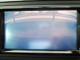 ギアをリバースに入れると車両後方の映像を映し出します。画面にはガイドラインが表示され、車庫入れや縦列駐車などの際に安全確認をサポートします。