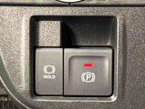 指先だけで簡単に操作が可能な電動パーキングブレーキを採用。「HOLD」スイッチを押すと、渋滞や信号待ちなどでブレーキペダルから足を離しても、ブレーキを保持するので安心です