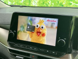 停車中には、テレビや映像コンテンツを楽しめます。休憩時間や待ち時間に、リラックスした時間を過ごせるのが魅力です。