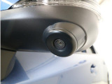 助手席側で見えにくい左前方の映像を、車内のマルチファンクションディスプレイに映し出します。前方への駐車や左寄せ、狭い道でのすれ違いなど、さまざまなシーンで安心して運転できる便利な機能です。