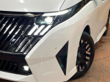 【LEDヘッドライト】悪天候や夜間走行時も良好な視界を確保し安心して運転できる高輝度LEDヘッドライトを装備!点灯速度が早く、消費電力も抑えられています。