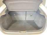 目隠しとなるトノカバーを備えた安心の荷室空間。外から荷物が見えないためプライバシーや防犯面でも安心です。6:4分割可倒式シートを採用し、荷物の大きさや乗員に合わせて柔軟にアレンジできます。