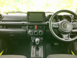 シンプルで機能的な内装が、運転に集中できる環境を提供。使いやすさを追求したデザインです。
