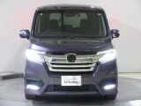 ハロゲンより明るく、より遠くまでさらなる安心感のあるLEDヘッドライトを採用。照射軸の上下方向を自動調整するオートレベリング機構、点灯忘れも防止できるオートライトコントロール機構付きです。