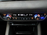 運転席と助手席で設定温度が変えられるデュアルオートエアコン。また運転席&助手席シートヒータとステアリングヒーターも装備。
