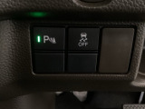 VSA装備車です。VSAはドライバーの操作と車の動きを見守っています。もし車の挙動が乱れたとき、4輪別々にブレーキをかけたり、エンジンパワーをしぼることによって車を安定させます。