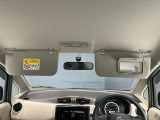 運転席のサンバイザーにはバニティーミラーも付いています。身だしなみチェックには欠かせません。