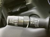 雨天時でもクリアな視界を確保。操作しやすいワイパーレバーで、安全な運転をサポートします。