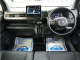 運転にかかわる様々な操作を安全に行えるように視点移動が少なく、操作性に配慮されたスイッチ類が凝縮されたコクピットです。