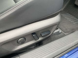 運転席・助手席パワーシート付いております。パーソナルドライビングポジションメモリーシステムも付いておりますので、一度ポジションを設定するだけで大丈夫です。