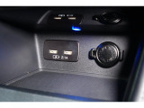 小物の収納に便利なセンタートレイには携帯等のデバイスの充電可能なUSB出力電源付です。