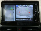 ギアを『R』に入れた後、カメラボタンを押すと、運転席から見えない左側面をナビ画面にうつしてくれるので、幅寄せや縦列駐車がし易くなります。