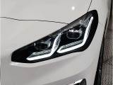 【LEDヘッドライト】先進のLEDテクノロジーを採用。放射される白色光の周波特性は太陽光に近く、バイキセノン・ヘッドライトを上回るコントラストで更に明るく輝きます!