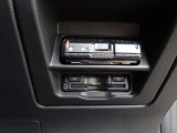 見栄えよくすっきりと収まるETC車載器です。高速道路の料金所をスムーズに通過でき、快適なドライブをサポートします。納車されたその日からすぐに遠出やロングドライブを楽しめます。