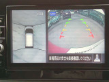 空から見下ろすような視点で、スムーズな駐車と安全確認をサポートする「アラウンドビューモニター」付です。