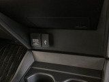 アクセサリーソケットはUSBのアダプターなどをつければ、スマホの充電にも使えます。横にはナビゲーション用の外部入力可能なUSB端子がついており、周辺には物が置けるトレーがついています。