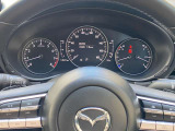 ステアリングスイッチで、先行車に自動追従するアダプティブクルーズコントロールが作動可能。設定した車速内での車間距離を自動で調整・維持。高速道路の渋滞時もアクセル・ブレーキ操作から解放されます。