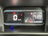 視認性の高いメーター類は、運転に必要な情報を的確にドライバーへ伝えます。走行距離表示や各種警告灯など、安全運転をサポート。