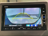リバースギアに入れるだけで後方の表示へ切り替わります。夜間や雨の日の駐車も楽になりますよ。