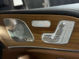 前席はシートヒーター・ベンチレーター付きで、ブルメスターサラウンドシステムのスピーカーもあります。