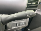 操作しやすい位置に配置されたウインカーレバーです。スムーズな操作感で、安全な車線変更をサポートします。直感的に操作できるのが魅力です。