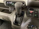 CVT車のセレクトレバーです。低速から高速まで、変速ショックのないスムーズな走りを実現するとともに、エンジン効率のよい領域を維持することで燃費にも貢献します。