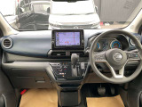 運転席まわりは機能的で操作しやすいです。