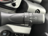 【オートライト(AUTO)】外の明るさをシステムが感知して、自動でヘッドライトが点灯します。ヘッドライトをつけ忘れを防ぐ便利機能です。