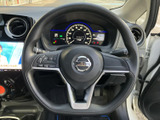 握りやすいステアリングは、運転操作を快適にします。オーディオやハンズフリー通話など、便利な機能も集中して操作できます。快適なドライビング体験。