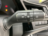 操作しやすい位置に配置されたウインカーレバー。スムーズな操作で、安全な車線変更をサポートします。