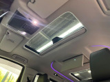 【ツインムーンルーフ】開放感たっぷりの希少装備、サンルーフが装着されています!車内に明かりを取り入れたり景色を楽しむ以外にも、車内の空気も簡単に換気できて快適です!