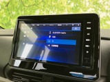 多彩な機能を備え、快適なドライブをサポート。Bluetooth接続やTV視聴など、様々なコンテンツを楽しめます。使いやすさを追求したインターフェースも魅力です。