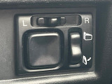 【電動格納ミラー】サイドミラーは電動格納式となっており、狭い駐車場でもキズがつくリスクを抑えられます。