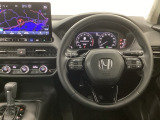 【ハンドル】運転にかかわる様々な操作を安全に行えるように視点移動が少なく操作性に配慮されたスイッチ類が凝縮されたコックピットです。