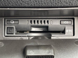 【ETC】有料道路を利用する際に料金所で停止することなく通過できる、ETC車載器(ノンストップ自動料金収受システム機器)が装備されています。セットアップを行うことで利用可能になります。