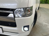 【LEDヘッドライト】悪天候や夜間走行時も良好な視界を確保し安心して運転できる高輝度LEDヘッドライトを装備!点灯速度が早く、消費電力も抑えられています。