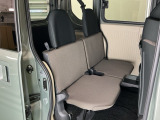 ダイブダウンできるリヤシートは簡単に荷室を広げることができます