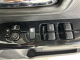【パワーウインドウ】運転席のスイッチで、各席の窓ガラスの開閉ができます。あると便利ですよね。