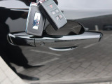 【キーレスエントリー】バッグやポケットからキーを取り出すことなく車にアクセスして、ロックとアラームを設定できます。 毎日の利便性をさらに高める機能です。