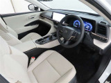 高級感のある美しいインテリアデザインの運転席です。