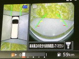 後方確認をサポートするバックモニター。狭い場所での駐車も、より安全に行えます。