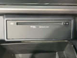 【CD/DVDデッキ】オプションのCD/DVDデッキを搭載。ディスプレイオーディオでエンタメをお楽しみいただけます。
