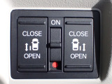 運転席からもスライドドアを楽々操作でスピーディーに!またスマートキーでも開閉できるので便利です。
