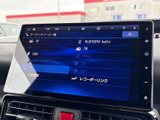 多彩なソースに対応し、快適なドライブをサポート。Bluetooth接続でスマホの音楽も楽しめます。高精細な画面で、いつも最高の音質を。