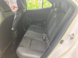 ドライバーを包み込むようなシート形状。長時間の運転でも疲れにくい、快適な座り心地を実現します。機能的なデザインも魅力です。