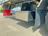 ボディ運転席側後方に工具箱が付いています。