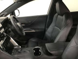 高いホールド性で運転姿勢が安定します。長距離ドライブでも疲れにくいのが魅力です。快適なドライビングライフをお送りください♪