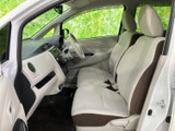 運転しやすい視界と、手に馴染む操作感が魅力。快適なドライブをサポートする室内空間です。