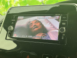 停車中にテレビや動画を楽しむことができます。長距離移動の休憩時などに、エンターテイメントを満喫できるのが魅力です。後部座席の方も楽しめます。