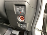 スライドドアは通常のドアに比べて、車のボディーに対し平行に開閉し、開けてもスペースを取りません。出入り口が大きいドアはお子様のいるご家庭はもちろん、混んだ駐車場でも大活躍です!